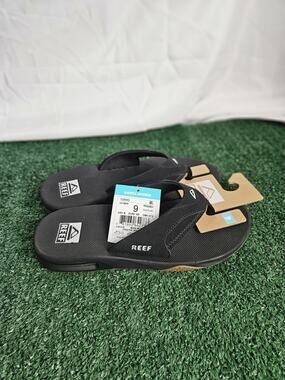 REEF “Fanning” Men’s Flip-Flop Sandal & Sole Bottle Opener (Black / Silver) NEW